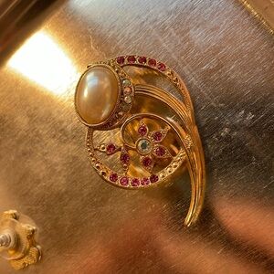 Pink stones & pearl brooch